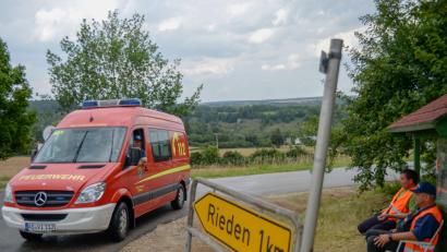 Bild: brü
Kurz mal nach dem Rechten sehen. Vilshofens Feuerwehrkommandant Thomas Appel (im Auto) schaut an der Schleuse auf der Verbindungsstraße zwischen Rieden und Kreuth vorbei. Rudi Beck (rechts) und Johnatan Kaiser halten dort die Stellung.