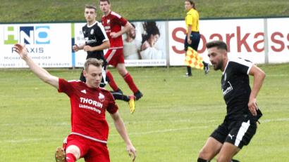 Bild: Hirsch
In der Schlussphase schoss der SV Fortuna Regensburg gegen die Spvgg Pfreimd noch einen klaren 4:1-Sieg heraus. Die Szene zeigt einen Zweikampf zwischen Maximilian Herzog (Spvgg, links) und Nizar Klica (SV, rechts).