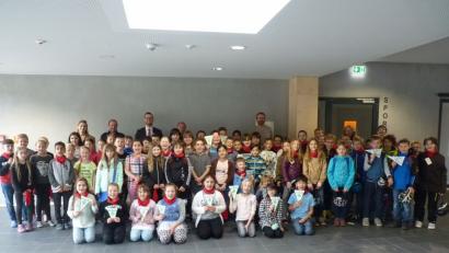 Bild: Sparkasse
Die erfolgreichen Schüler mit ihren Lehrern, der Polizei und Sebastian Hirsch von der Sparkasse.