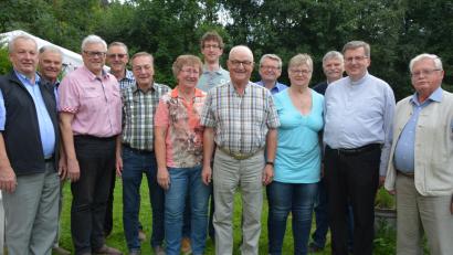 Bild: jr
Stimmgewaltig gratulierte der Gesangverein 1896 Waldershof seinem Mitglied Josef Daubenmerkl (Sechster von rechts) zum 75. Geburtstag. Die offiziellen Glückwünsche des Chors überbrachte Vorsitzender Peter Müller (Dritter von links). Mit im Bild Sohn Michael und Ehefrau Evi (links neben dem Jubilar) sowie Stadtrat Willibald Reindl (links), Adolf Greger (rechts), Martha Kuhbandner und Stadtpfarrer Bernd Philipp (Zweiter von rechts).