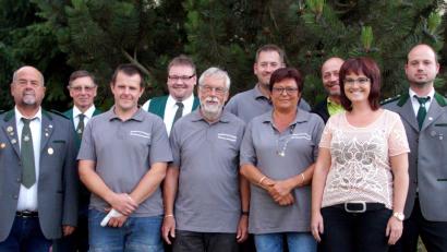 Bild: njn
Die Mitglieder des neugewählten Vorstands des Schützenvereins Einigkeit 1862-Naabberg. Mit auf dem Bild erster Schützenmeister Alois Helgert (links) und zweiter Schützenmeister Sascha Helgert (rechts).