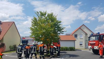 Bild: mde
Zügig können die Einsatzkräfte, welche am Samstagnachmittag zum "Brand im Gebäude mit Personen in Gefahr" nach Kastl alarmiert wurden, wieder abrücken.