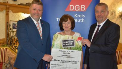 Bild: jr
Laden gemeinsam zu einem DGB-Diskussionsabend zum Thema „Akuter Hausärztemangel im Landkreis Tirschenreuth“ am Mittwoch, 18. Juli, in die Ausflugsgaststätte „Petersklause“ nach Großbüchlberg ein, Beginn ist um 19 Uhr. Mit dabei sind (von links) DGB-Kreisvorsitzender Klaus Schuster, Ideengeberin Dr. Brunhilde Dick-Kollmannsperger und DGB-Regionssekretär Peter Hofmann.