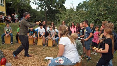 Bild: sön
Die Percussions-Gruppe unter Leitung von Florian Beer eröffnete das Schulfest.