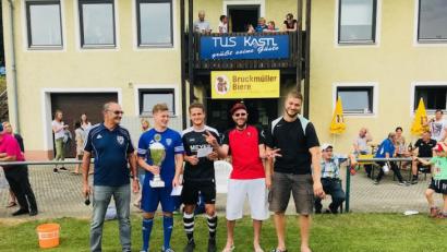 Bild: hon
Der Wanderpokal steht für ein Jahr in Kastl.