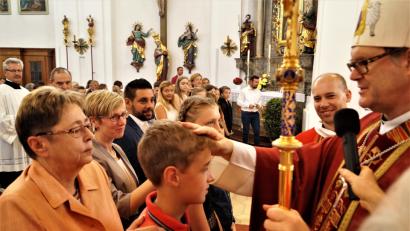 Bild: arw
Weihbischof Josef Grab segnet 44 junge Menschen und nennt dieses Sakrament eine Stärkung des Glaubens.