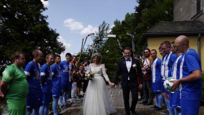 Bild: ebr
Vor der Kirche warteten der TSV Sportverein Arzberg-Rötenbach (vorne, im Fußball-Trikot) und die Fighting Ducks Schwandorf (hinten) im Spalier auf das junge Ehepaar.