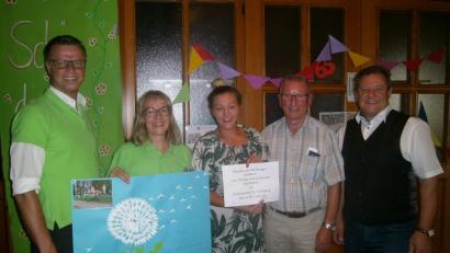 Bild: u
Ein Geschenk bringt Esther Heckmann zur Geburtstagsparty des St.-Wolfgang-Kindergartens mit. Im Auftrag ihres Vaters Thomas und ihres Onkels Johannes überreicht die Urenkelin von Wolfgang Droßbach, dem Stifter des Kindergartens, einen 3000-Euro-Scheck. Auf dem Bild (von links): Bürgermeister Hermann Falk, Kindergartenleiterin Uta-Maria Kriegler, Esther Heckmann, Stadtrat Rudi Wild und 3. Bürgermeister Peter Leitsoni.