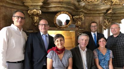 Bild: (exb)
Ende gut, alles gut: Kulturreferent Wolfgang Dersch, Regionalkantor Bernhard Müllers, Stadtpfarrer Thomas Helm und Orgelvereinsvorsitzender Franz Meier (hinten von links) freuen sich wie Anne-Marie Brey (links vorne) und Kulturfachkraft Barbara Cosima Frey (rechts), dass es Christian Mouyen rechtzeitig zum Konzert nach Amberg geschafft hat.