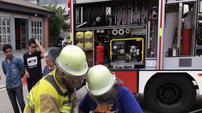 Bild: Feuerwehr Amberg
Der eine, links mit Einsatzoutfit, ist schon im Dienst der Feuerwehr, der andere probiert aus, was das konkret bedeutet: Bei einem Aktionstag in der Feuerwache dürfen Dreifaltigkeitsschüler, angeleitet von Kräften der Jugendfeuerwehr, richtig mit anpacken. Zum Beispiel beim Aufschneiden eines Unfallautos.