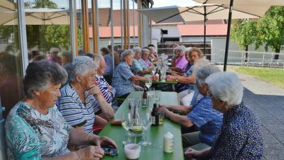 Bild: rha
Die Senioren der Pfarrei Vilseck kommen zum Grillfest im Pfarrheimgarten zusammen.