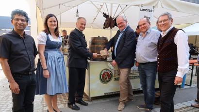 Bild: bsc
Bürgermeister Hermann Manahl aus der österreichischen Partnergemeinde Raggal (Dritter von links) und Bürgermeister Gottfried Härtl (Dritter von rechts) zapften das erste Bier und eröffneten zusammen mit (von links) Pfarrer Joseph, Raggals Vizebürgermeisterin Irmgard Martin sowie (von rechts) 2. Bürgermeister Oskar Schuster und Festleiter Karl Wittmann, unter viel Applaus das achte Friedenfelser Bürgerfest.