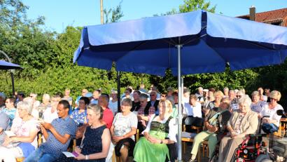 Bild: rpp
Das Publikum genoss den schönen Liederabend im Pfarrgarten.