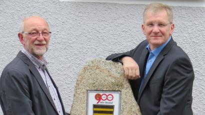 Bild: Köppl
Der im April errichtete Gedenkstein am Gemeindezentrum erinnert an die erste urkundliche Erwähnung von Altendorf im Jahre 1118. Aus Anlass des Jubiläums hat Hans Baumer (rechts) ein Fotobuch mit über 400 historischen und auch neuen Bildern zur Ortsgeschichte erstellt. Das erste Exemplar übergab er an Bürgermeister Georg Köppl.