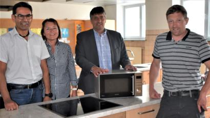 Bild: rgr
Rektor Thomas Schmidt (von links), Lehrerin Petra Arnold, Bürgermeister Edgar Knobloch und Schulhausmeister Tobias Schatz freuen sich, dass für die Schulküche mit der Förderung neue Elektrogeräte angeschafft werden konnten.