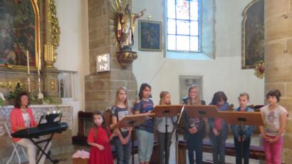 Bild: jzk
Virginia Gottscholl (am Keyboard) hat die Lieder mit den Mädchen einstudiert.