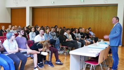 Bild: Weigl, Brigitte [wbe]
Der Studioleiter des BR, Gerhard Schiechel, zeigte, wie Informationen über eine bestimmte Zielgruppe von Nutzern des Hörfunks und Fernsehens zusammengetragen werden.