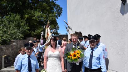 Bild: mde
Marina Weber und Markus Weber stellen sich in der Oberndorfer Filialkirche vor den Traualtar. Im Anschluss gratulieren viele Freunde, Verwandte und Bekannte. Die Feuerwehrler stehen Spalier.