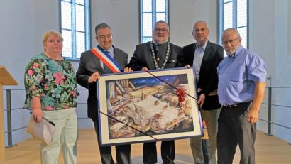Bild: twi
Bürgermeister Armin Schärtl (Mitte) überreichte der Castilloner Delegation ein Bild mit Nabburger Stadtpartien von Raphael Haubelt). Im Bild sind auch (von links) Vorsitzende Birgit Krogner, Bürgermeister Jaques Breiat, Präsident Vartan Bardis und Pierre Menieur vom Castilloner Förderverein zu sehen.