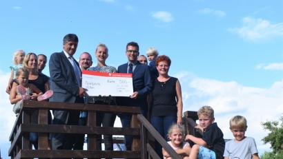 Bild: rgr
Korbinian Dunzer überreichte im Namen der Sparkasse einen symbolischen Scheck für den Hüttener Kinderspielplatz.