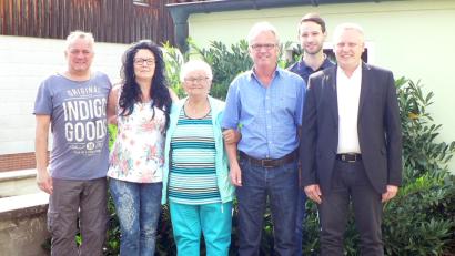 Bild: lep
Stolz auf ihre Familie ist Margareta Erl. Zum 80. Geburtstag fanden sich unter anderem Sohn Armin (von links), Tochter Petra, Sohn Roland und Enkel Tobias bei der Jubilarin ein. Bürgermeister Jürgen Kürzinger gratulierte im Namen der Gemeinde.
