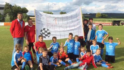 Bild: ü
„Wir sind Meister“, freuten sich die E-2-Mannschaft des SC mit ihren Betreuern Matthias Dromann und Bastian Strauß (rechts neben dem Banner) sowie für das die E-1-Team die Trainer Gerhard Schindler und Berthold Schwemmer (links).