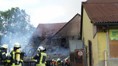 Bild: CV
Der Großbrand in Schmalhof forderte die Einsatzkräfte enorm. Einige Feuerwehrleute zogen sich Rauchgasvergiftungen zu und wurden im Krankenhaus stationär behandelt.