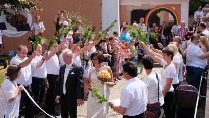 Bild: le
Die Haupertsreuther Dorfgemeinschaft steht mit roten Rosen Spalier. Pfarrer Wilfried Römischer und seine frisch angetraute Ehefrau Erika freuen sich über diese Überraschung.