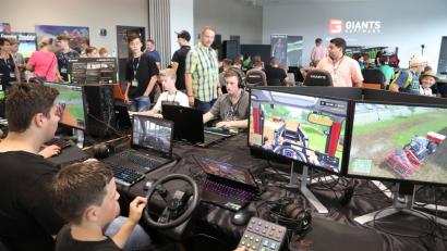 Bild: Gerhard Götz
Lenkrad, Joystick, Maus und Tastatur – das sind für diese Jungs die Hilfsmittel, um mit ihren Landmaschinen über virtuelle Felder zu fahren.