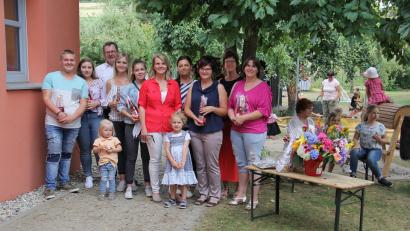 Bild: boj
Das aktuelle Kindergartenteam mit Leiterin Sonja Reitinger (vorne Mitte) und Bürgermeister Martin Prey (hinten links) stellte sich zum Erinnerungsbild.