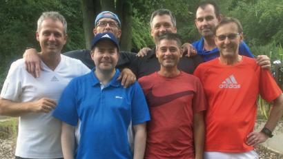 Bild: LST
Geschafft: Trotz einer 4:5-Niederlage sind die Herren 40 Bezirksliga-Meister und steigen in die Landesliga auf. Gegen Auerbach spielten: Achim Neupert, Michael Binder, Jörg Holzkämper, Jochen Runkel, Michael Striegl, Holger Humpelstetter und Fritz Kritzenthaler (von links nach rechts).