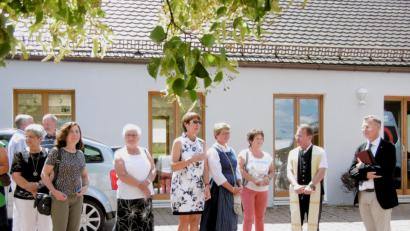 Bild: fjo
Pfarrer Dieter Schinke und Dekan Alexander Hösl (von rechts) segneten die neuen Autos des AWO-Ortsvereins auf Bitte von Vorsitzender Karin Gesierich (Mitte).
