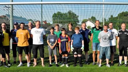 Bild: JML
Von diesem Training haben sicher alle für ihre Spielpraxis profitiert. Jürgen 		Pankoff-Sosnowski, Torwarttrainer der SpVgg SV Weiden (links) und Manfred 		Lederer, DFB-Stützpunkttrainer, Weiden (Zweiter von rechts) leiteten das 		Torwarttraining der D- bis A-Junioren in Kohlberg.