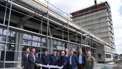 Bild: szl
Besprechung auf der Baustelle: Harald Eckstein, stellvertretender Kämmerer, Bürgermeister Franz Stahl, Kommandant Matthias Haulena, Vorsitzender Markus Mayer, ehemaliger Kommandant Harald Birner, stellvertretender Kommandant Thomas Keller, Architekt Peter Brückner, Bauleiter Stefan Dostler, Stadtbaumeister Andras Ockl, Praktikant Nico Wiesenth und Bauleiterin Theresa Haubner.