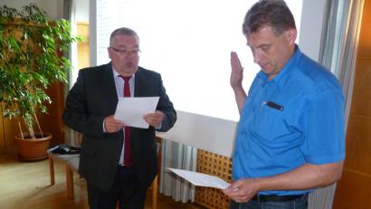 Bild: usc
Als Nachrücker von Monika Epp vereidigt Bürgermeister Josef Reindl (links) den Neuersdorfer Thomas Sehr (CSU).