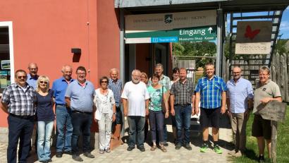 Bild: Markt Schwarzhofen
Im Geschichtspark Bärnau-Tachov informierte sich der Marktgemeinderat um Bürgermeister Maximilian Beer (Zweiter von rechts). Der Vorstand des Trägervereins Alfred Wolf (rechts) führte die Gruppe persönlich.