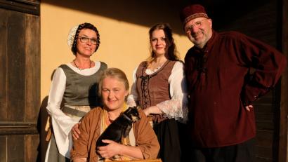 Bild: do
Vor der Kloster-Scheune imponierte das Ensemble „Frankenkralle“ mit spannenden Geschichten über Kaiser Karl IV. Musikalisch begleitet wurde das Trio von Ulrike Bergmann.