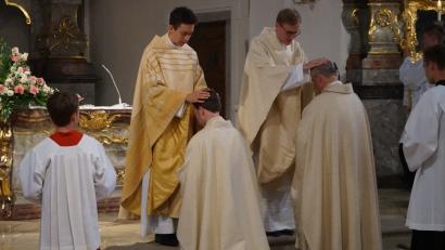 Bild: exb
Die beiden Neupriester spendeten den Primizsegen zuerst den Geistlichen und dann allen Gottesdienstbesuchern.