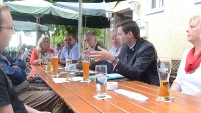 Bild: Kunz
Landtagskandidat Stephan Oetzinger (Zweiter von rechts) diskutiert aktuelle Themen, links daneben Vorsitzender Hans Forster.