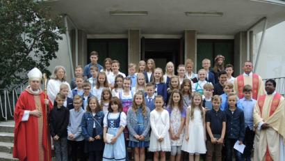 Bild: exb
Weihbischof Reinhard Pappenberg erteilt den Buben und Mädchen von St. Elisabeth und Maria Waldrast das Sakrament der Firmung.