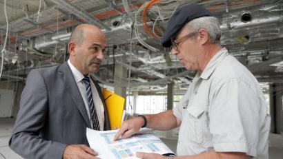 Bild: Wolfgang Steinbacher
Der OP-Bereich des Bundeswehrkrankenhauses ist entkernt, und Bauleiter Wolfgang Eckardt (rechts) zeigt Markus Schick, dem Leiter des Aufbaustabes, wie hier die Büros für die Mitarbeiter angeordnet werden.