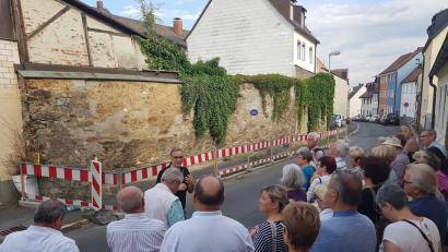 Bild: exb
An der Stadtmauer in der Karolinenstraße erläutert Bürgermeister Bernd Sommer auch den aktuellen Sachstand im Hinblick auf die Renovierung.