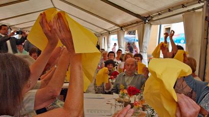 Bild: sön
Gelbe Tücher flatterten als die Sternstundengruppe der Sozialstation das Lied vom Aufgang der Sonne sang.