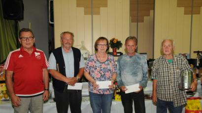 Bild: bey
Christa Himmler holt sich die Siegprämie beim Preisschafkopf des SC Luhe-Wildenau. Georg Duschner (Zweiter von links) kommt auf Platz zwei, Konrad Hörl (Zweiter von rechts) landet auf Rang drei. Den Trostpreis gewinnt Ottmar Dötzer (rechts). Den erfolgreichen Kartlern gratuliert SC-Chef Willi Hagler (links).