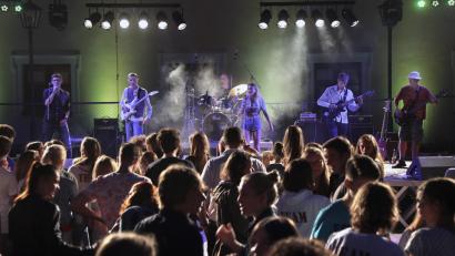 Bild: Steinbacher
Die Bands, die beim Open Air des Max-Reger-Gymnasiums auf der Bühne stehen, haben alle einen Bezug zur Schule. Auch Divebomb (Bild).