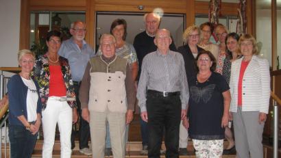 Bild: ads
Michaela Bergmann und Ursula Schroll würdigen Hans Koller, Alfred Zimmermann, Ruth Kappl und Margit Hofmann (vorne, von links) sowie Karl-Heinz Knorr, Sabine Weiß, Peter Sobotta, Pia Täschner, Margit Heindl, Gerlinde Blank und Andrea Schmid (hinten, von links) für ihre Verdienste und Treue zum BLLV.