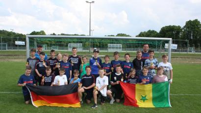 Bild: gi
Stolz halten die jungen Fussballer des JFG Oberpfälzer Grenzland 11 ihren Pokal in den Händen. Sie waren für ein Wochenende zu einer Mini-WM mit insgesamt 160 Mannschaften in unterschiedlichen Altersklassen nach Augsburg gereist.
