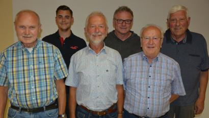 Bild: jr
Neuwahlen standen bei der Spendengemeinschaft SV-Freunde Pechbrunn-Groschlattengrün an. Im Bild (von links) SV-Vorsitzender Karl Hindringer, Kevin Lang, SV-Freunde-Sprecher Ludwig Hecht, Günter Geiler, Walter Stiefl und Arno Ritz.