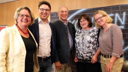 Bild: Götz
SPD-Spitzenkandidatin Natascha Kohnen (rechts) lud sich zu einer Veranstaltung in der Burglengenfelder Stadthalle Umweltministerin Svenja Schulze (links) ein. Auch (ab Zweiter von links) Landtagskandidat Peter Wein, Alt-Landrat Hans Schuierer und Bundestagsabgeordnete Marianne Schieder kamen zu „Kohnen Plus“.