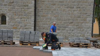 Bild: dob
An der Kaimlinger Kirche entstehen acht neue Parkplätze. Die Maßnahme kostet 100 000 Euro.